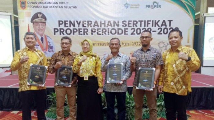 Kepala Dinas Lingkungan Hidup Provinsi Kalimantan Selatan Hanifah Dwi Nirwana (ketiga kiri) menyerahkan penghargaan Penilaian Peringkat Kinerja Perusahaan dalam Pengelolaan Lingkungan Hidup (PROPER) dari Kementerian Lingkungan Hidup dan Kehutanan (KLHK) kepada perwakilan perusahaan tingkat nasional dan daerah di Banjarmasin, Jumat (14/6/2024). [ANTARA/Latif T]