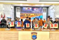 Kapolres Balangan AKBP Riza Muttaqin (ketiga kanan) menunjukkan barang bukti tindak pidana perdagangan orang (TPPO) di Balangan, Kalimantan Selatan, Rabu (19/6/2024). [ANTARA/Ragil D]