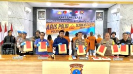 Kapolres Balangan AKBP Riza Muttaqin (ketiga kanan) menunjukkan barang bukti tindak pidana perdagangan orang (TPPO) di Balangan, Kalimantan Selatan, Rabu (19/6/2024). [ANTARA/Ragil D]
