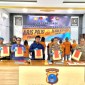 Kapolres Balangan AKBP Riza Muttaqin (ketiga kanan) menunjukkan barang bukti tindak pidana perdagangan orang (TPPO) di Balangan, Kalimantan Selatan, Rabu (19/6/2024). [ANTARA/Ragil D]