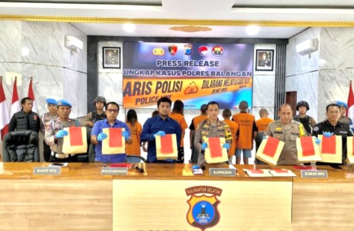 Kapolres Balangan AKBP Riza Muttaqin (ketiga kanan) menunjukkan barang bukti tindak pidana perdagangan orang (TPPO) di Balangan, Kalimantan Selatan, Rabu (19/6/2024). [ANTARA/Ragil D]