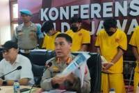 Kabid Humas Polda Jabar ungkap kasus judi online di Mapolda Jabar, Kamis (27/6/2024). Polisi menangkap orang yang terlibat judi online jaringan Kamboja di Ciamis, Jawa Barat. Dari lima rekening yang disita, ada transaksi Rp356 miliar.  [Tribun Jabar/Nazmi A]