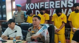 Kabid Humas Polda Jabar ungkap kasus judi online di Mapolda Jabar, Kamis (27/6/2024). Polisi menangkap orang yang terlibat judi online jaringan Kamboja di Ciamis, Jawa Barat. Dari lima rekening yang disita, ada transaksi Rp356 miliar.  [Tribun Jabar/Nazmi A]