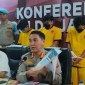 Kabid Humas Polda Jabar ungkap kasus judi online di Mapolda Jabar, Kamis (27/6/2024). Polisi menangkap orang yang terlibat judi online jaringan Kamboja di Ciamis, Jawa Barat. Dari lima rekening yang disita, ada transaksi Rp356 miliar.  [Tribun Jabar/Nazmi A]