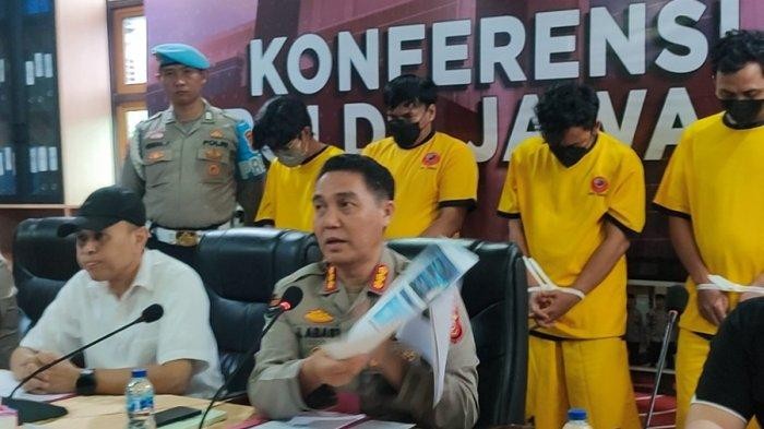 Kabid Humas Polda Jabar ungkap kasus judi online di Mapolda Jabar, Kamis (27/6/2024). Polisi menangkap orang yang terlibat judi online jaringan Kamboja di Ciamis, Jawa Barat. Dari lima rekening yang disita, ada transaksi Rp356 miliar.  [Tribun Jabar/Nazmi A]