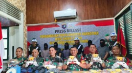 Komandan Korem 121/Abw Brigjen TNI Luqman Arief menggelar konferensi pers terkait penggagalan upaya penyelundupan narkotika jenis sabu seberat kurang lebih 21,2 kilogram, di Pontianak, Senin (3/6/2024). [ANTARA/HO-Jonathan]