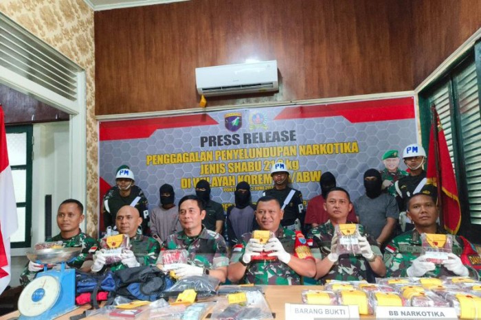 Komandan Korem 121/Abw Brigjen TNI Luqman Arief menggelar konferensi pers terkait penggagalan upaya penyelundupan narkotika jenis sabu seberat kurang lebih 21,2 kilogram, di Pontianak, Senin (3/6/2024). [ANTARA/HO-Jonathan]