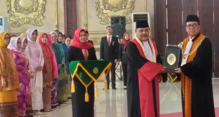 Ketua Mahkamah Agung RI, Muhammad Syarifuddin menghadiri kegiatan wisuda purnabakti Ketua Pengadilan Tinggi Pontianak, Muefri, di Pendopo Gubernur Kalimantan Barat, Senin (3/6/2024). [ANTARA/HO-Lia Apriyani]