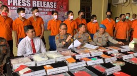 Kapolresta Banjarmasin Kombes Pol Sabana Atmojo didampingi Wakapolresta Banjarmasin AKBP Arwin Amrih Wientama dan Kasat Resnarkoba Polresta Kompol Prawira Bala Putra Dewa dalam press release di Halaman Mapolresta Banjarmasin, Senin (3/6/2024). (SuarIndonesia/YI)