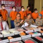 Kapolresta Banjarmasin Kombes Pol Sabana Atmojo didampingi Wakapolresta Banjarmasin AKBP Arwin Amrih Wientama dan Kasat Resnarkoba Polresta Kompol Prawira Bala Putra Dewa dalam press release di Halaman Mapolresta Banjarmasin, Senin (3/6/2024). (SuarIndonesia/YI)
