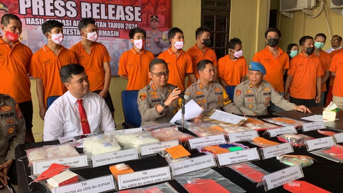 Kapolresta Banjarmasin Kombes Pol Sabana Atmojo didampingi Wakapolresta Banjarmasin AKBP Arwin Amrih Wientama dan Kasat Resnarkoba Polresta Kompol Prawira Bala Putra Dewa dalam press release di Halaman Mapolresta Banjarmasin, Senin (3/6/2024). (SuarIndonesia/YI)