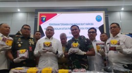 Kepala Badan Narkotika Nasional (BNN) Komjen Pol Marthinus Hukom (ketiga kiri) bersama Pangdam XII/Tanjungpura Mayjen TNI Iwan Setiawan (ketiga kanan) dan Kepala BNNP Kalbar Brigjen Pol Sumirat Dwiyanto (kanan) memperlihatkan barang bukti sabu hasil penangkapan Satgas Pamtas saat penyerahan barang bukti di Makodam XII/Tanjungpura, Senin (3/6/2024). [ANTARA/HO-Jessica Helena Wuysang]