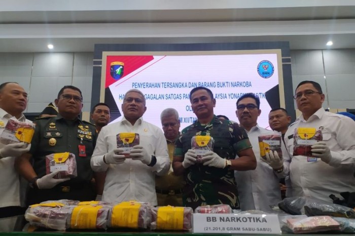 Kepala Badan Narkotika Nasional (BNN) Komjen Pol Marthinus Hukom (ketiga kiri) bersama Pangdam XII/Tanjungpura Mayjen TNI Iwan Setiawan (ketiga kanan) dan Kepala BNNP Kalbar Brigjen Pol Sumirat Dwiyanto (kanan) memperlihatkan barang bukti sabu hasil penangkapan Satgas Pamtas saat penyerahan barang bukti di Makodam XII/Tanjungpura, Senin (3/6/2024). [ANTARA/HO-Jessica Helena Wuysang]