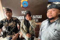 Nur Aisyah didampingi kuasa hukumya pada waktu di Polda Kalsel. (SuarIndoesia/ZI)