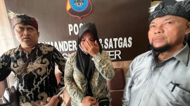 Nur Aisyah didampingi kuasa hukumya pada waktu di Polda Kalsel. (SuarIndoesia/ZI)