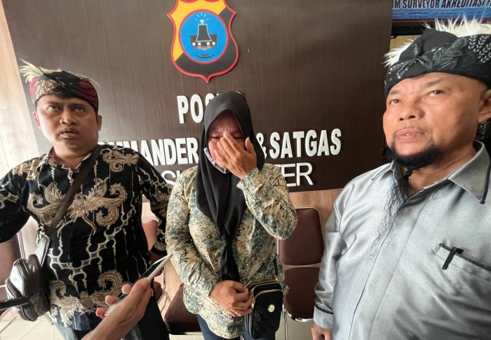 Nur Aisyah didampingi kuasa hukumya pada waktu di Polda Kalsel. (SuarIndoesia/ZI)