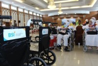 Petugas Kementerian Agama dan pegawai BSI mendorong dan memberikan layanan jemaah haji lansia melalui penyediaan 200 kursi roda selama ibadah haji di Tanah Suci. (SuarIndonesia/Ist)