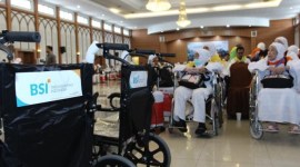 Petugas Kementerian Agama dan pegawai BSI mendorong dan memberikan layanan jemaah haji lansia melalui penyediaan 200 kursi roda selama ibadah haji di Tanah Suci. (SuarIndonesia/Ist)
