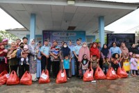 Gubernur Kaltara Zainal A Paliwang bersama jajaran TNI/Polri, Tim Penggerak PKK berfoto bersama sejumlah balita dan ibunya pada kegiatan  Kick Off Intervensi Serentak Percepatan Penurunan Stunting 2024 di Posyandu Maleu (Satradar 255) Kota Tarakan, Kamis (6/6/2024). [ANTARA/HO-ADPIM Kaltara]