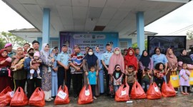 Gubernur Kaltara Zainal A Paliwang bersama jajaran TNI/Polri, Tim Penggerak PKK berfoto bersama sejumlah balita dan ibunya pada kegiatan  Kick Off Intervensi Serentak Percepatan Penurunan Stunting 2024 di Posyandu Maleu (Satradar 255) Kota Tarakan, Kamis (6/6/2024). [ANTARA/HO-ADPIM Kaltara]