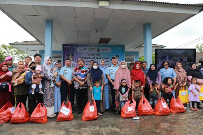 Gubernur Kaltara Zainal A Paliwang bersama jajaran TNI/Polri, Tim Penggerak PKK berfoto bersama sejumlah balita dan ibunya pada kegiatan  Kick Off Intervensi Serentak Percepatan Penurunan Stunting 2024 di Posyandu Maleu (Satradar 255) Kota Tarakan, Kamis (6/6/2024). [ANTARA/HO-ADPIM Kaltara]