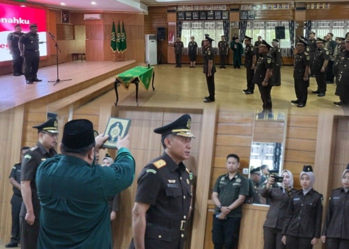 Pengambilan sumpah, pelantikan dan serah terima jabatan lingkup Kejati Kalsel, Kamis (6/6/2024) (SuarIndonesia/Ist)
