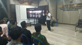Personel Polres Balangan dan Linmas se Kabupaten Balangan mengikuti sosialisasi APAR (Alat Pemadam Api Ringan) yang dilaksanakan di Aula Polres Balangan, pada Rabu (5/6/2024). (SuarIndonesia/Adv)