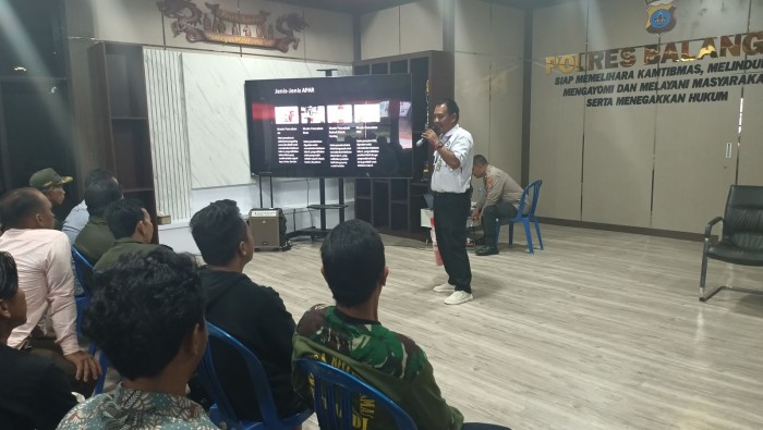 Personel Polres Balangan dan Linmas se Kabupaten Balangan mengikuti sosialisasi APAR (Alat Pemadam Api Ringan) yang dilaksanakan di Aula Polres Balangan, pada Rabu (5/6/2024). (SuarIndonesia/Adv)