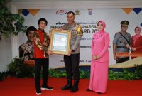 Profesor Dr Seto Mulyadi SPsi MSi atau yang lebih dikenal dengan sebutan Kak Seto menyerahkan penghargaan kepada Kapolda Kalsel Irjen Pol Winarto SH MH beserta Ketua Bhayangkari Daerah Kalsel Ny Lynda Winarto (SuarIndonesia/Ist)