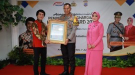 Profesor Dr Seto Mulyadi SPsi MSi atau yang lebih dikenal dengan sebutan Kak Seto menyerahkan penghargaan kepada Kapolda Kalsel Irjen Pol Winarto SH MH beserta Ketua Bhayangkari Daerah Kalsel Ny Lynda Winarto (SuarIndonesia/Ist)