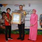 Profesor Dr Seto Mulyadi SPsi MSi atau yang lebih dikenal dengan sebutan Kak Seto menyerahkan penghargaan kepada Kapolda Kalsel Irjen Pol Winarto SH MH beserta Ketua Bhayangkari Daerah Kalsel Ny Lynda Winarto (SuarIndonesia/Ist)