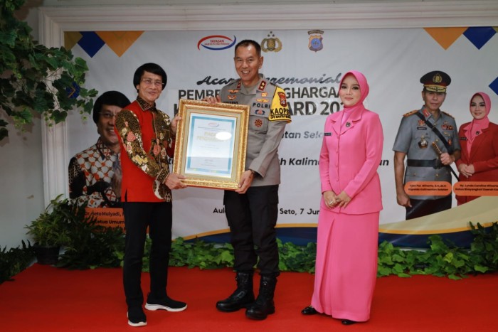 Profesor Dr Seto Mulyadi SPsi MSi atau yang lebih dikenal dengan sebutan Kak Seto menyerahkan penghargaan kepada Kapolda Kalsel Irjen Pol Winarto SH MH beserta Ketua Bhayangkari Daerah Kalsel Ny Lynda Winarto (SuarIndonesia/Ist)