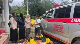 Sebanyak 27-0 kepala keluarga (KK) yang tinggal di daerah rawan pangan yakni di Desa Mamigang, Mamantang dan Binuang Santang, Kecamatan Halong, Kabupaten Balangan terima bantuan sembako, pada Rabu (5/6/2024). (SuarIndonesia/Adv)