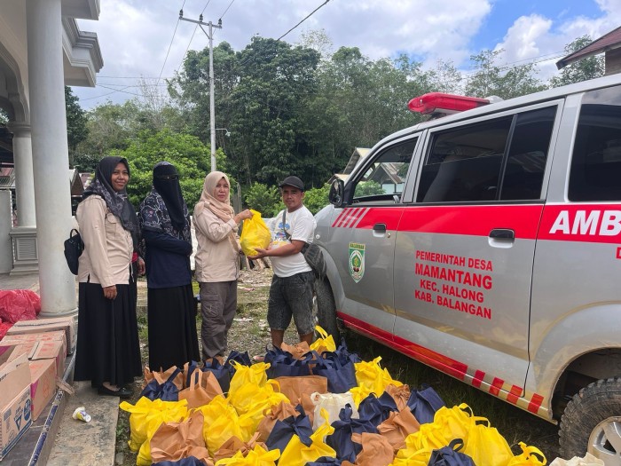 Sebanyak 27-0 kepala keluarga (KK) yang tinggal di daerah rawan pangan yakni di Desa Mamigang, Mamantang dan Binuang Santang, Kecamatan Halong, Kabupaten Balangan terima bantuan sembako, pada Rabu (5/6/2024). (SuarIndonesia/Adv)