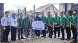 BANTUAN – Penyerahan bantuan tersebut secara simbolis diserahkan oleh Direktur Utama Bank Kalsel, Bapak Fachrudin dan didampingi Kepala Cabang Paringin Bapak Fitri Hernadi kepada perwakilan warga yang terdampak musibah kebakaran.Foto (Reprohumasbankkalsel)