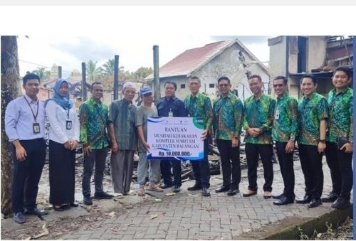 BANTUAN – Penyerahan bantuan tersebut secara simbolis diserahkan oleh Direktur Utama Bank Kalsel, Bapak Fachrudin dan didampingi Kepala Cabang Paringin Bapak Fitri Hernadi kepada perwakilan warga yang terdampak musibah kebakaran.Foto (Reprohumasbankkalsel)
