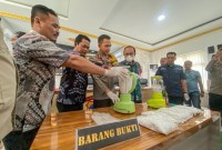 Polres Balangan bersama Forkopimda memusnahkan narkotika jenis sabu-sabu dan obat terlarang mengandung zat karisoprodol, pada Kamis (6/6/2024). (SuarIndonesia/Adv)