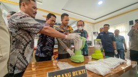 Polres Balangan bersama Forkopimda memusnahkan narkotika jenis sabu-sabu dan obat terlarang mengandung zat karisoprodol, pada Kamis (6/6/2024). (SuarIndonesia/Adv)