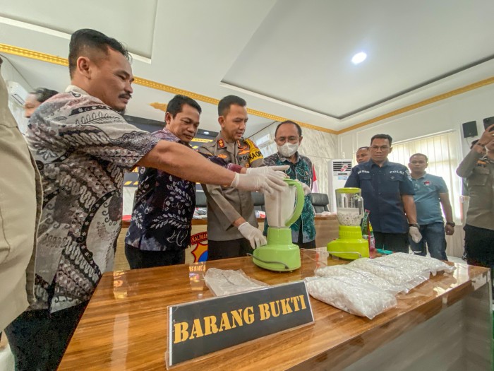Polres Balangan bersama Forkopimda memusnahkan narkotika jenis sabu-sabu dan obat terlarang mengandung zat karisoprodol, pada Kamis (6/6/2024). (SuarIndonesia/Adv)