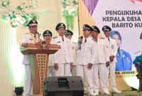 Kepala desa yang mendapatkan perpanjangan itu dikukuhkan Gubernur Kalsel Sahbirin Noor atau Paman Birin, di Pawon Tlogo Handil Bhakti Kecamatan Alalak, Senin (10/6/2024). (SuarIndonesia/Ist)