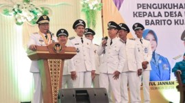 Kepala desa yang mendapatkan perpanjangan itu dikukuhkan Gubernur Kalsel Sahbirin Noor atau Paman Birin, di Pawon Tlogo Handil Bhakti Kecamatan Alalak, Senin (10/6/2024). (SuarIndonesia/Ist)