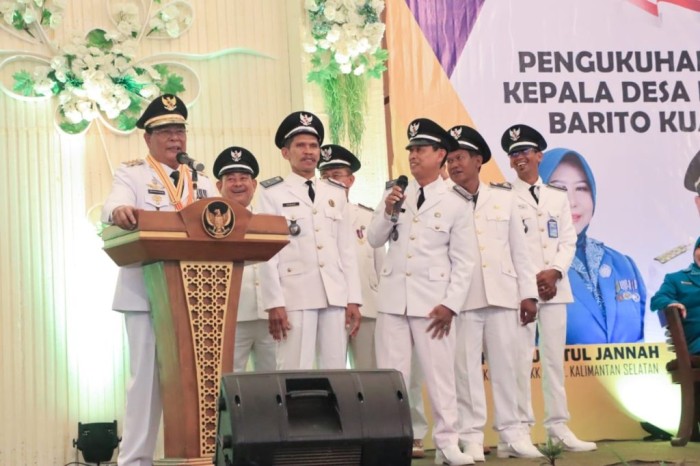 Kepala desa yang mendapatkan perpanjangan itu dikukuhkan Gubernur Kalsel Sahbirin Noor atau Paman Birin, di Pawon Tlogo Handil Bhakti Kecamatan Alalak, Senin (10/6/2024). (SuarIndonesia/Ist)