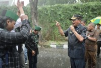 Ketua DPRD Kalsel Supian HK di dampingi Sekretaris Dewan Muhammad Zaini yang turun langsung menemui massa, Senin (10/6/2024) (SuarIndonesia/HM)