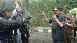 Ketua DPRD Kalsel Supian HK di dampingi Sekretaris Dewan Muhammad Zaini yang turun langsung menemui massa, Senin (10/6/2024) (SuarIndonesia/HM)