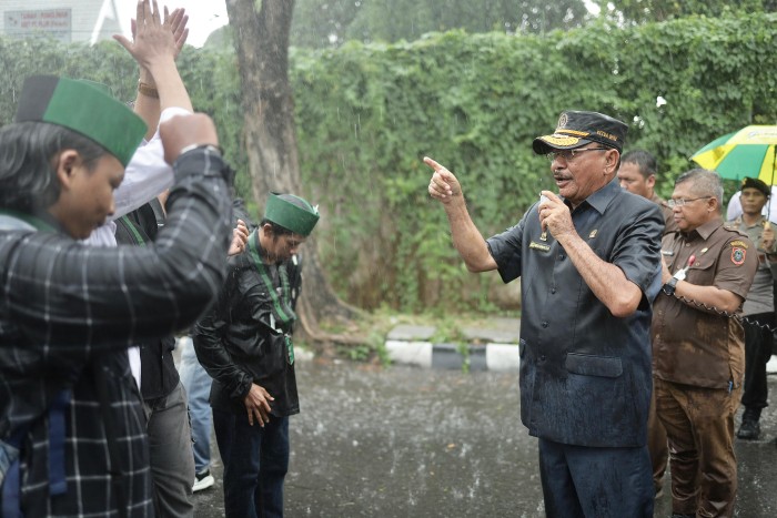Ketua DPRD Kalsel Supian HK di dampingi Sekretaris Dewan Muhammad Zaini yang turun langsung menemui massa, Senin (10/6/2024) (SuarIndonesia/HM)