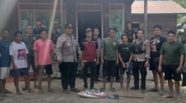 Polsek Katingan Hulu saat menahan pelaku penembakan terhadap korban Wisono. [ANTARA/HO-Dokumentasi Pribadi]