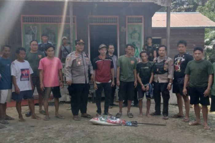 Polsek Katingan Hulu saat menahan pelaku penembakan terhadap korban Wisono. [ANTARA/HO-Dokumentasi Pribadi]