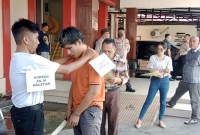 Tersangka penganiayaan hingga mengakibatkan korban M. Agustian (22), meninggal dunia direkonstruksi atau peragaulang atas kasusnya di halaman Mapolsekta Barat, Selasa 11/6/2024). (SuarIndonesia/DO)