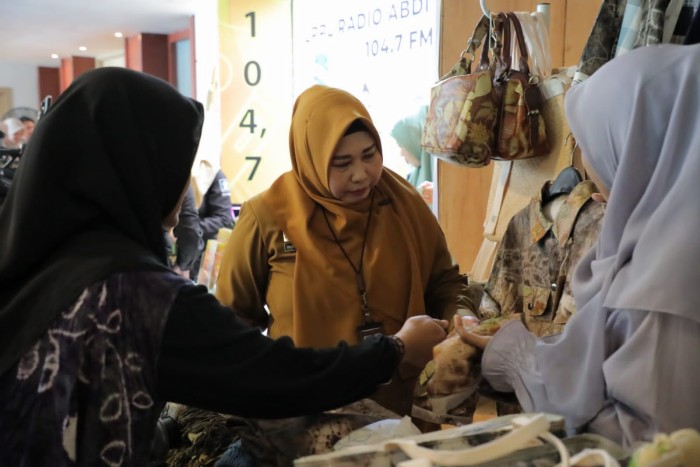Belasan booth untuk usaha kecil menengah dan mikro (UMKM) Banua dikunjugi Acin Odah, Selasa (11/6/2024) (SuarIndonesia/Adv)