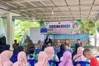 TEKS foto : Ketua GOW Balangan, Megawati Ulpah Supiani saat menyampaikan sosialisasi pencegahan stunting di Desa Baruh Panyambaran, Selasa (11/6/2024) (SuarIndpnesia/Adv)